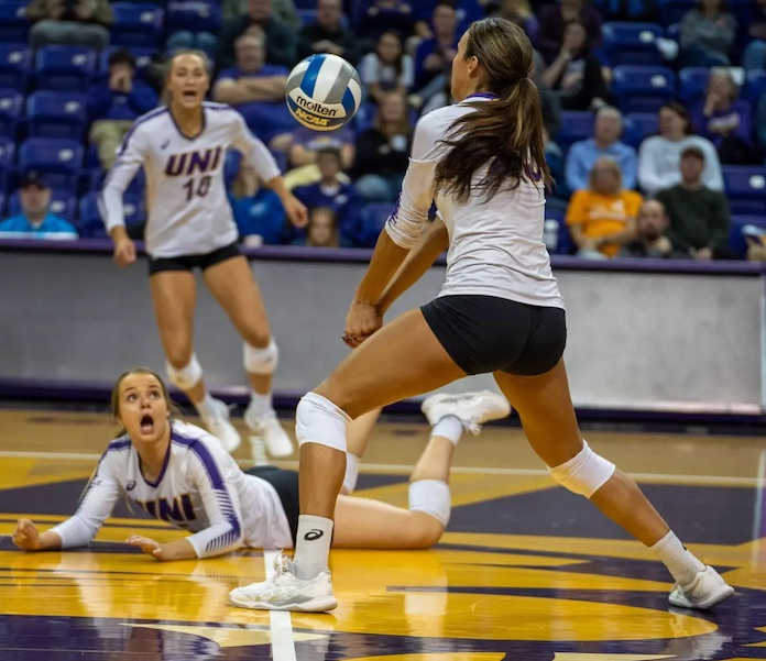 Northern Iowa's Grace Mikota looks up at Layanna Green as she plays the ball against Indiana State